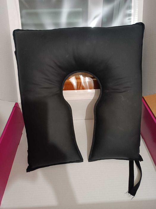 Almofada anti-escaras Saniluxe ferradura quadrada preta