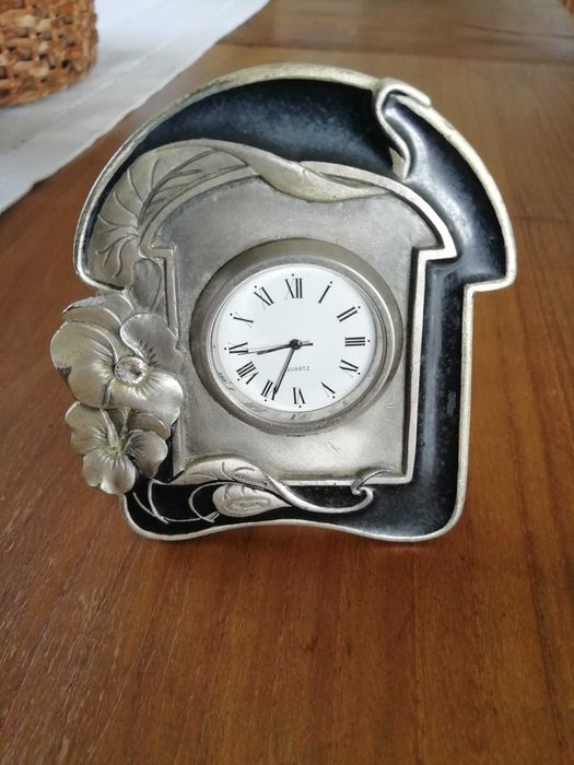 Relógio QUARTZ com moldura em estanho