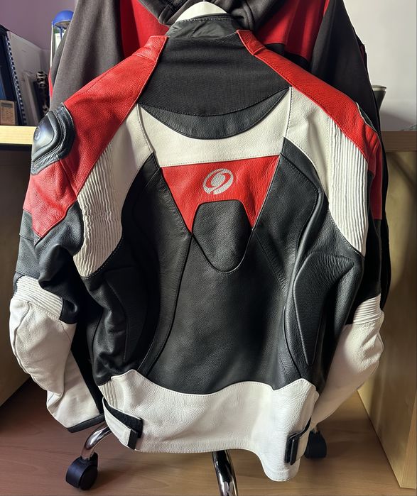 Vendo 2 conjuntos de Capacetes e Blusões para mota