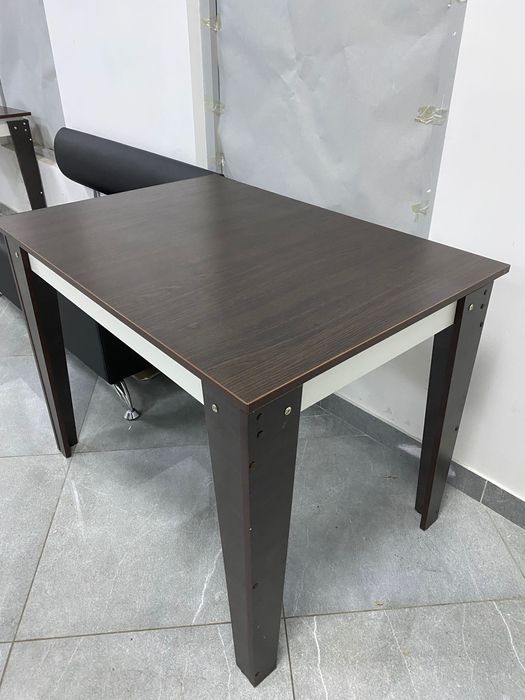 Деревʼяний  стіл