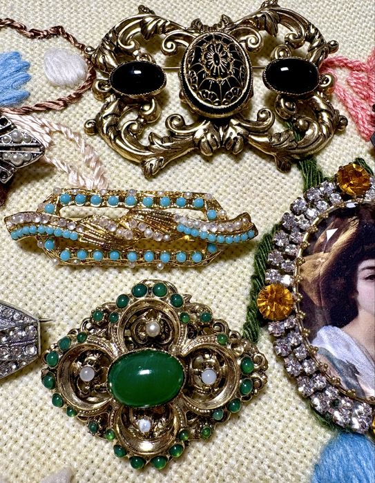 Stare Broszki Wiktoriańskie vintage przedwojenne oraz z prl broszka z syrenką biżuteria antyczna unikaty nie srebro miedź metaloplastyka kostiumowe