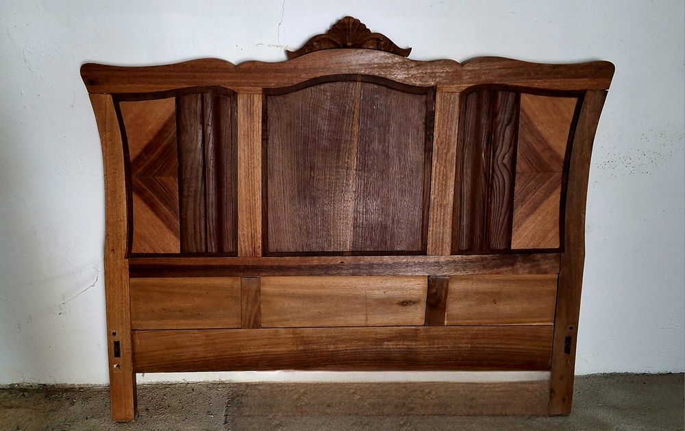 Cama em madeira antiga