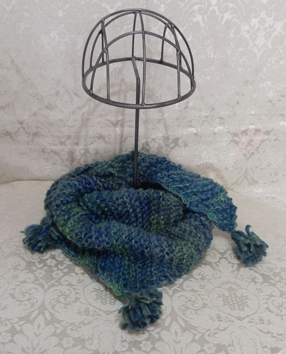 Cieniowana chusta robiona na drutach, rękodzieło