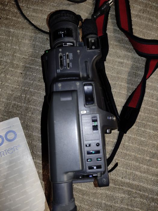 Відеокамера Grundig