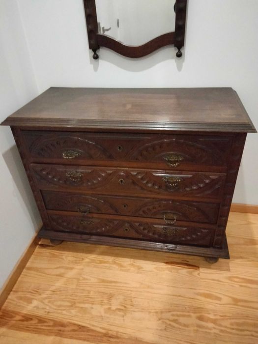 Quarto completo em madeira maciça com design clássico
