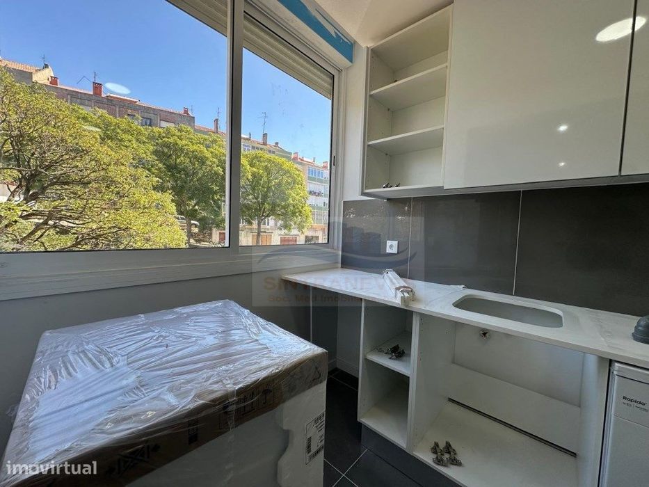 T2 totalmente remodelado com varanda espaçosa | Venteira