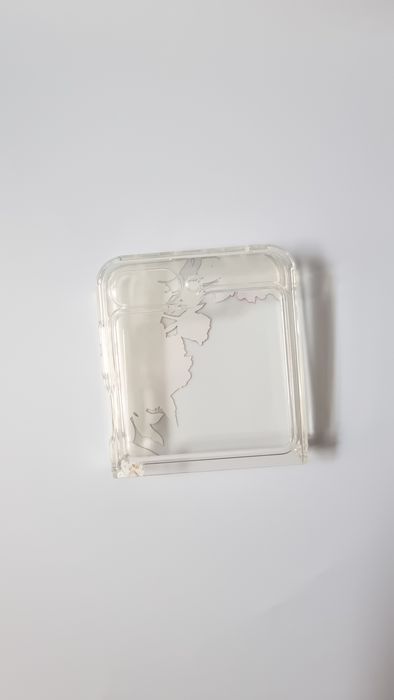 To eleganckie etui zostało zaprojektowane  dla Samsung Galaxy Z Flip 5