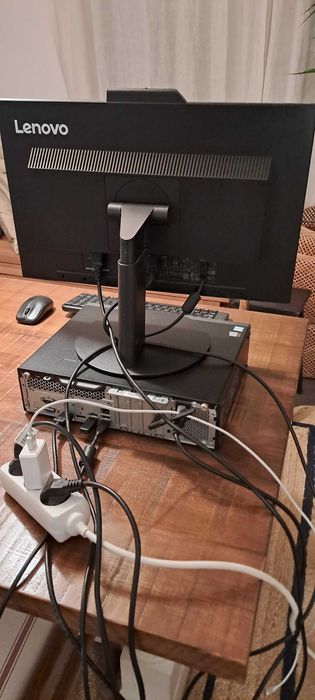 Desktop Lenovo com monitor
