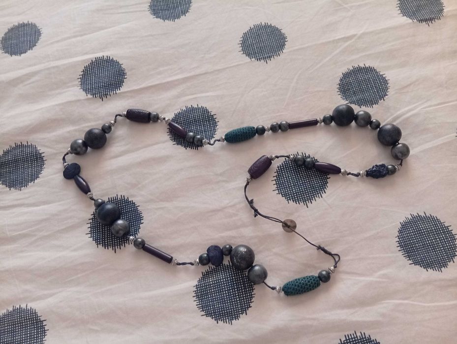 Colar com bolas em azul forte