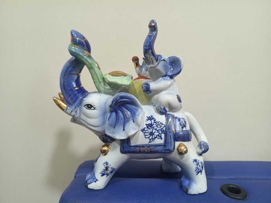 Elefante decorativo em porcelana pintada à mão