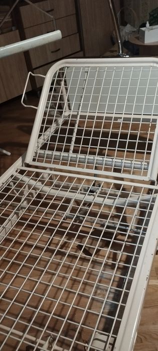 Продам речі.Медичне ліжко .Милиці і ходунки.