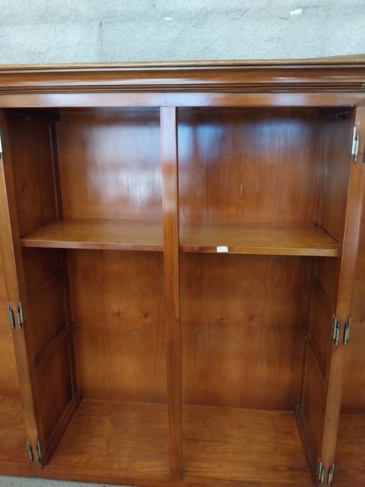 Móvel com portas de vidro