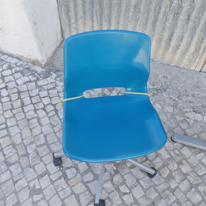 Mesa com vários níveis de altura sem cadeira