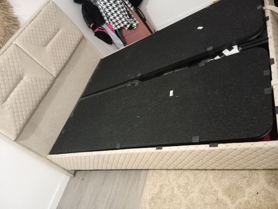 Cama box com gavetas de arrumação
