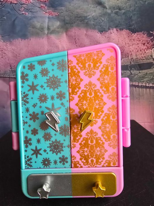 Zestaw to garderoba KookyLoos, ekskluzywna lalka i akcesoria modowe