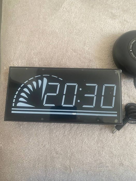 Cyfrowy budzik LED z wibracją (Bed Shaker) Model CR1001EM (Nowy)