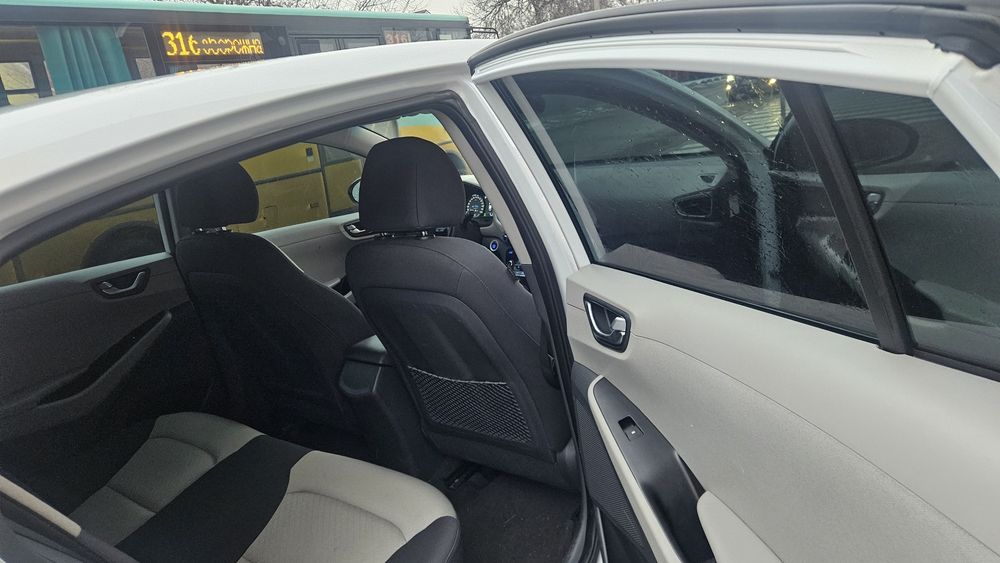 Хундай іонік гібрид 1.6гібрид 2018рік