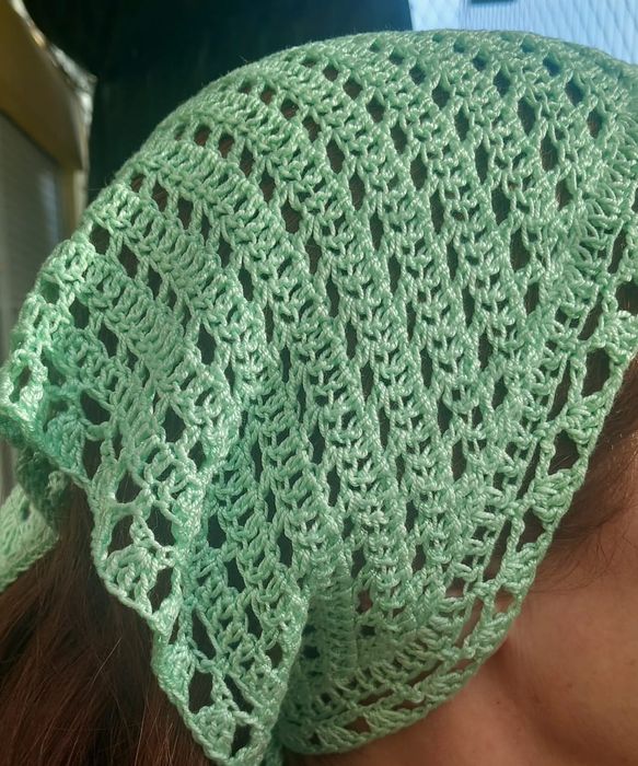 Lenço ou Bandana de crochê de várias cores.