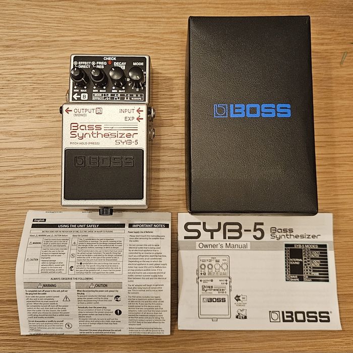 Boss SYB-5  - Syntezator do gitary basowej.