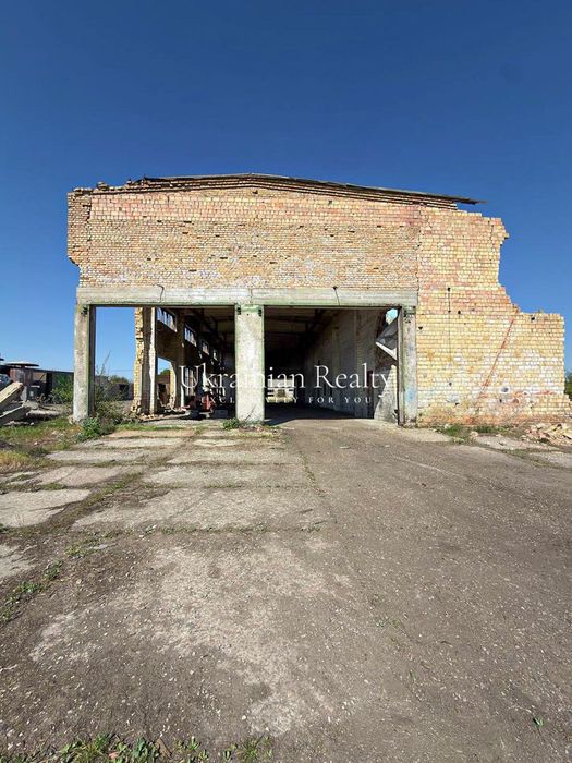 Продаж цілісного майнового комплексу загальною площею 3048 м² + ділянка 3.7 га. Колишній тракторний стан.