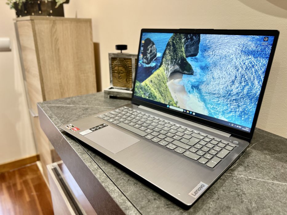 Lenovo Ideapad 3 Ryzen 7 5700U/16Gb RAM/SSD 256Gb/Gráfica 2Gb