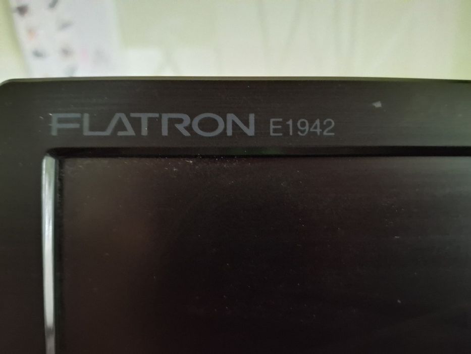 Монітор LG, кабелі