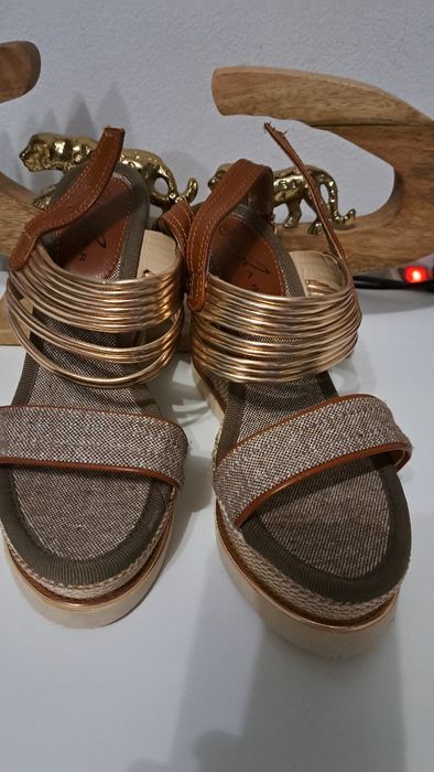 Sandały na koturnie, nowe Lunar