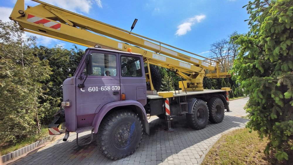 Podnośnik koszowy terenowy na samochodzie Star 266 Bumar 18 metrowy