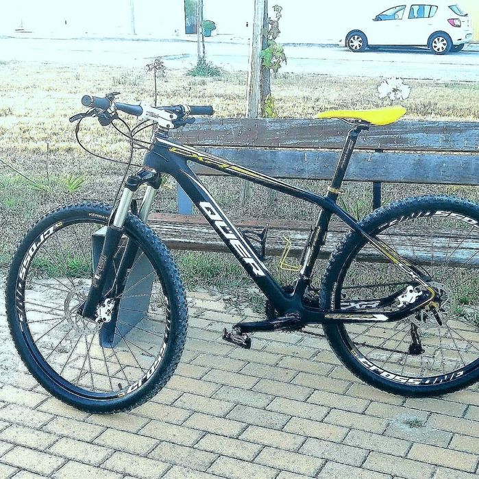 Bicicleta Quer roda 27,5 equipada com suspensão a ar e shimano