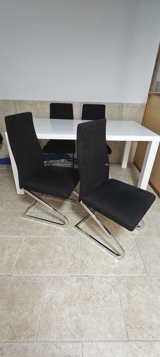 Mesa branca brilhante