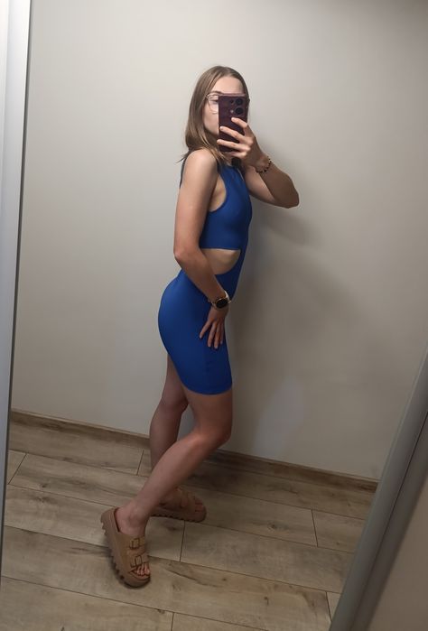 Sukienka damska dopasowana mini z wycięciem chabrowa indygo Pull & Bear S