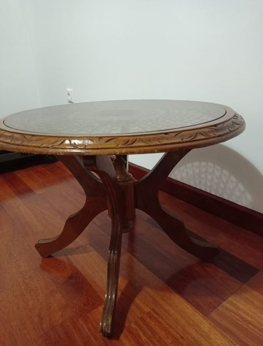 Mesa em vidro e palha