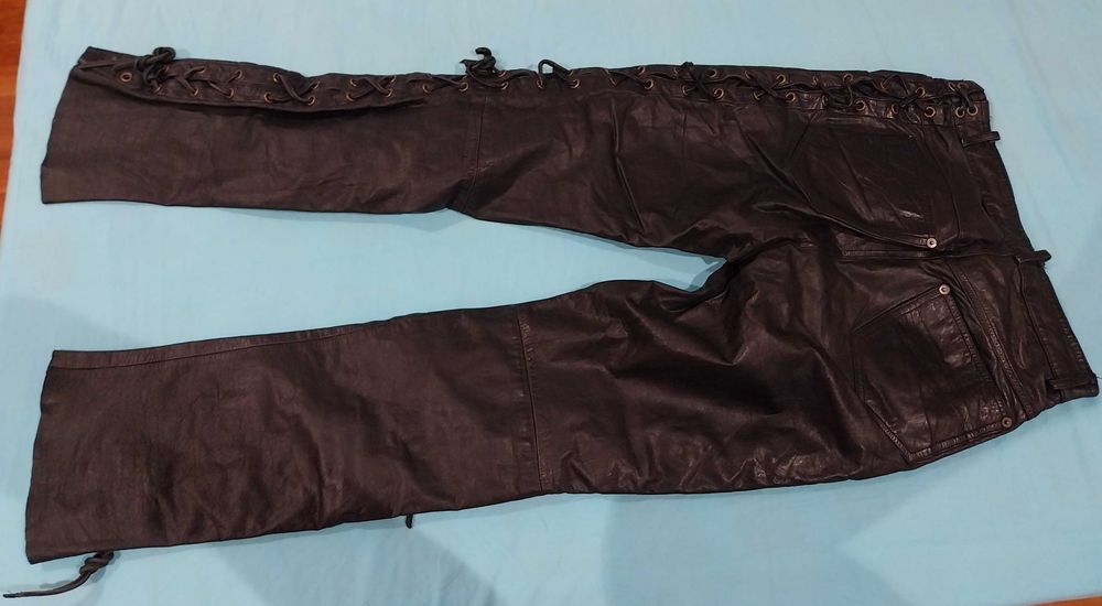 Calça em pele verdadeira