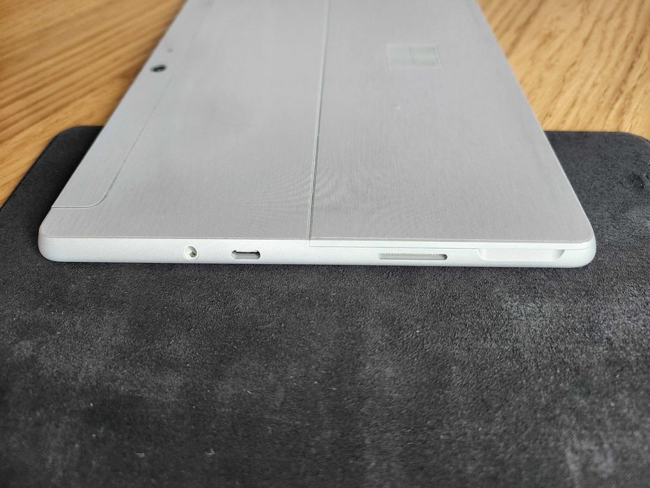 Планшет Microsoft Surface Go  - 10.1" Pentium Gold 4415Y 4/64GB