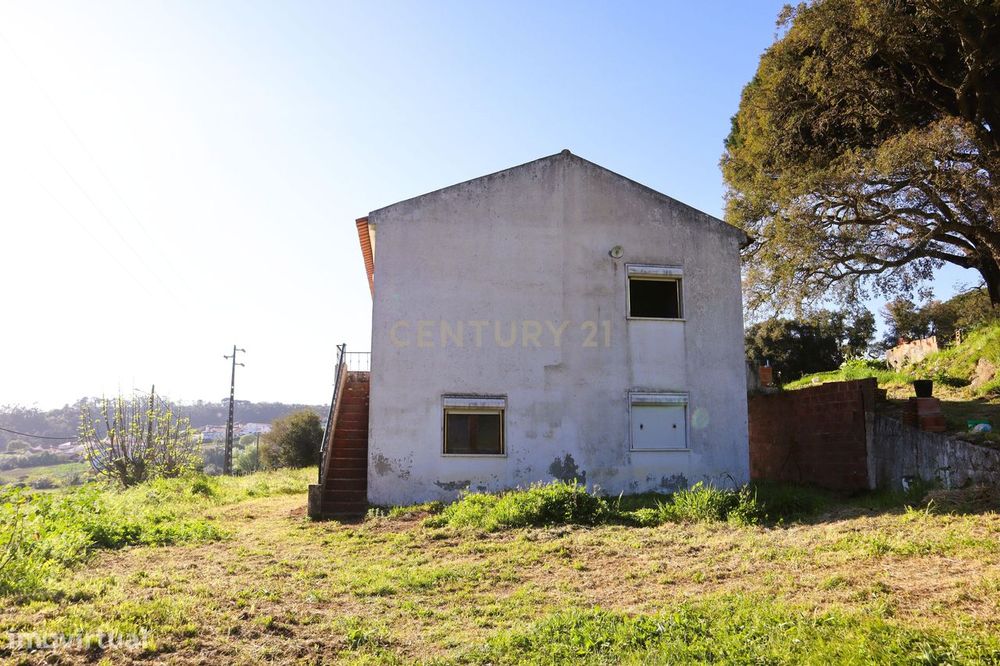 Moradia para renovar em Santo Estevão das Galés inserida num terreno d