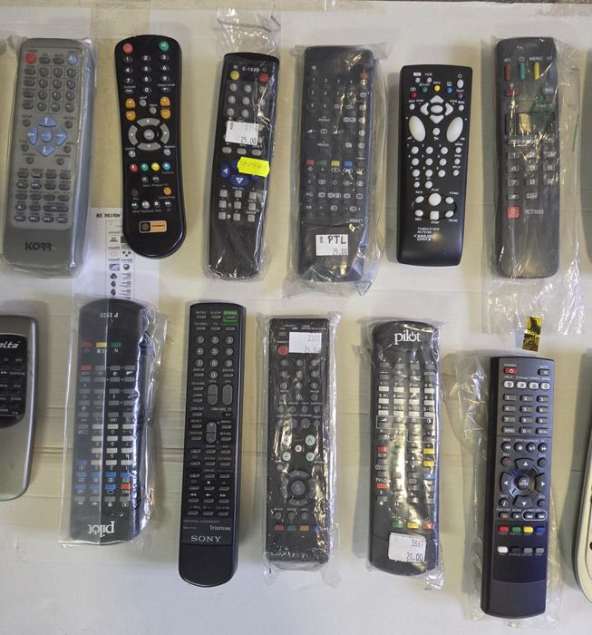 Zestaw pilotów do TV, dekoderów i innych
