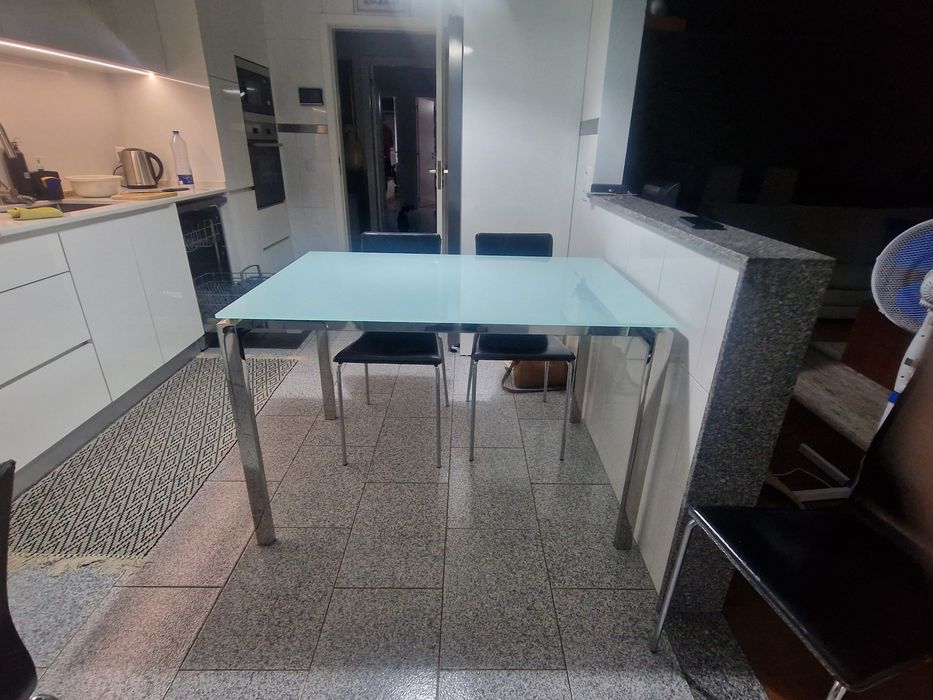 Mesa de cozinha em vidro e inox