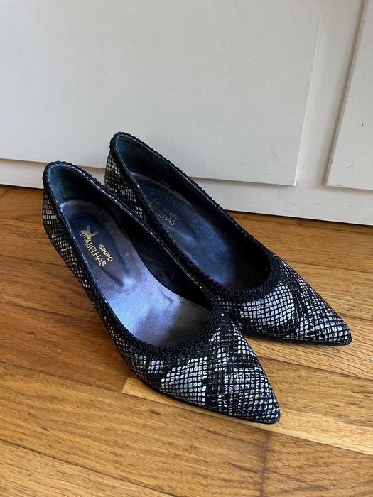 Sapatos de Salto Alto com Padrão de Cobra – Elegantes e Sofisticados