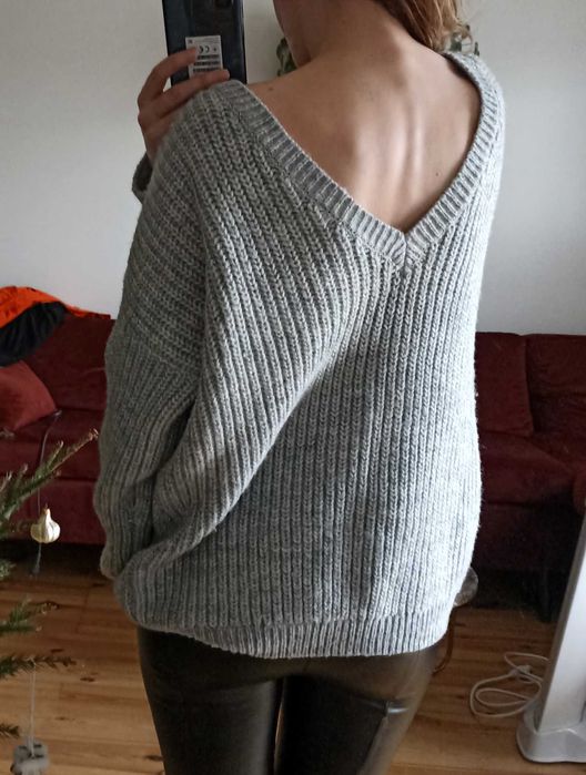 Szary sweter reserved dekolt na plecach