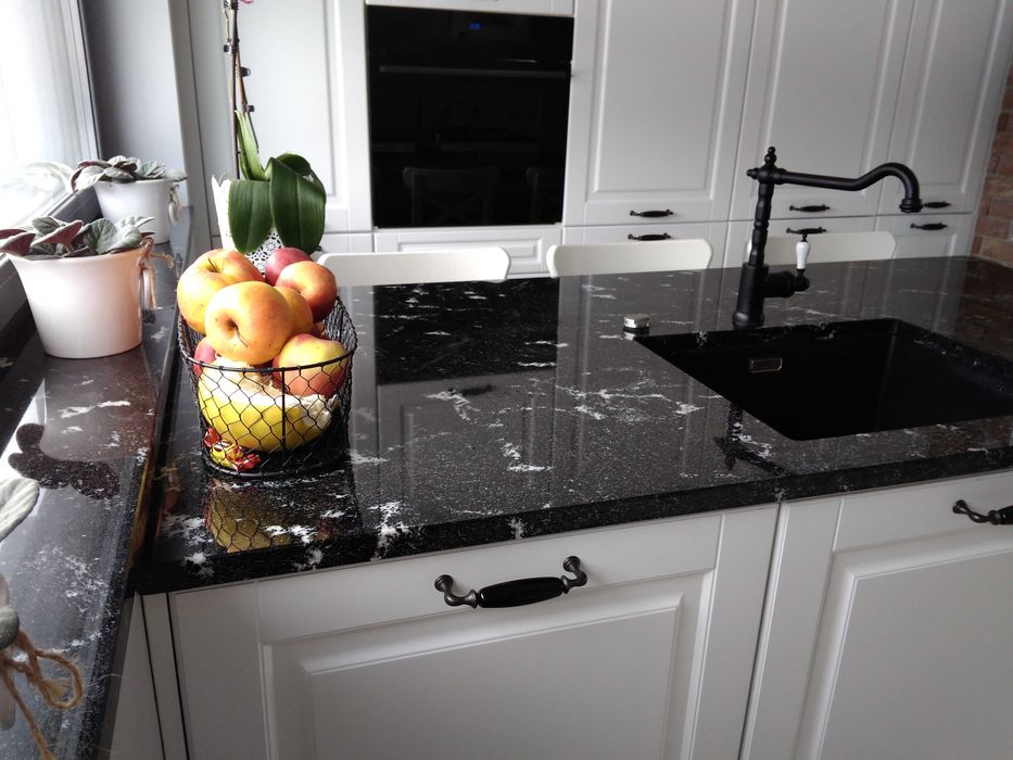 Blaty kamienne, kwarc naturalny, konglomerat, granit, spiek kwarcowy.