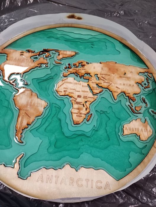 Mapa Świata ze sklejki i żywicy epoksydowej