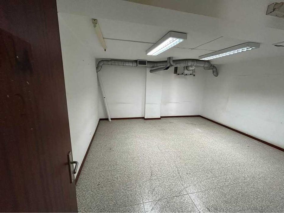 Arrenda-se garagem/armazém/escritório/centro de estudos. 110 m2. Feijó, Almada. 630 €/mês