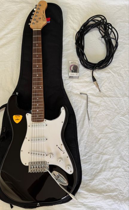 Vendo guitarra Elétrica seminova, pouco uso