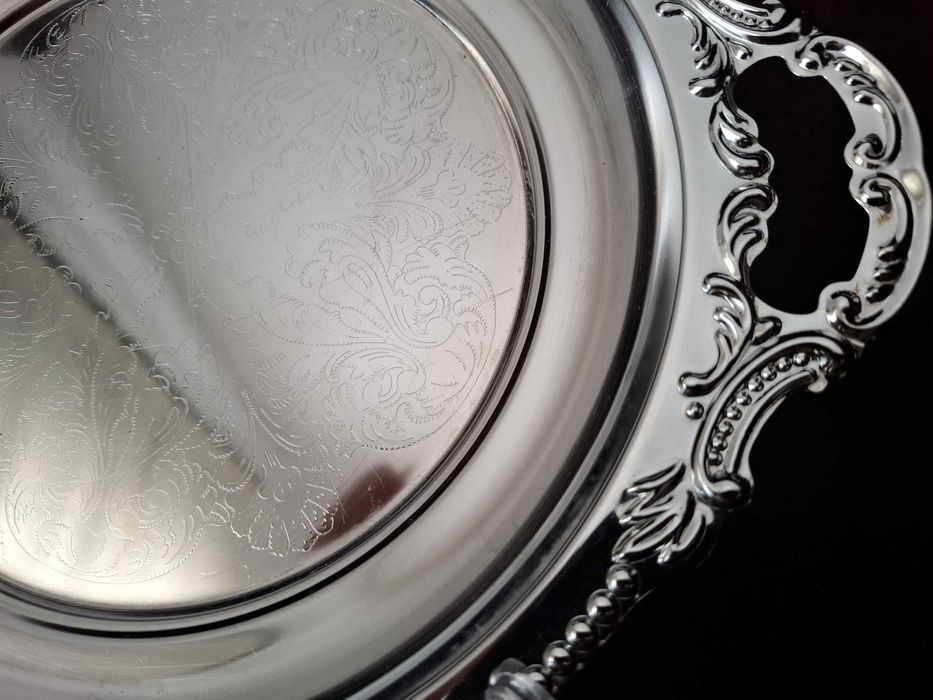 Bandeja de metal prateada