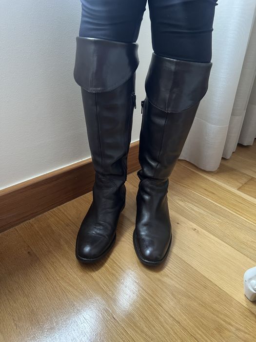 Botas estilo cavaleiro pretas em pele