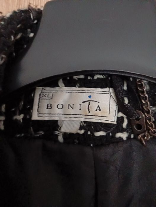 Sprzedam czarny płaszcz.