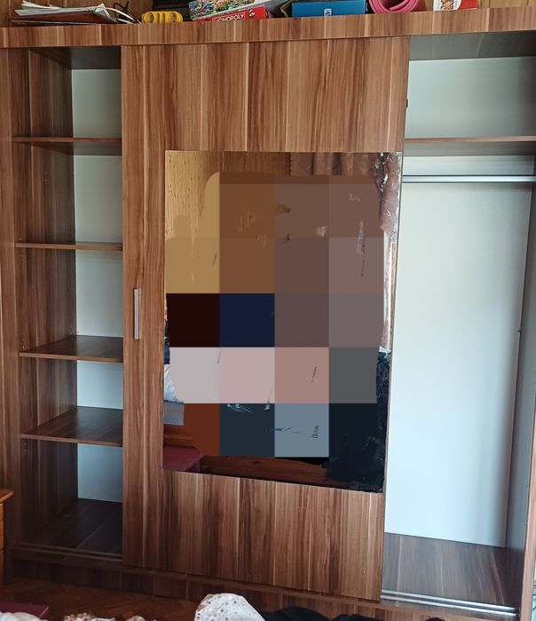 Duża szafa z lustrem