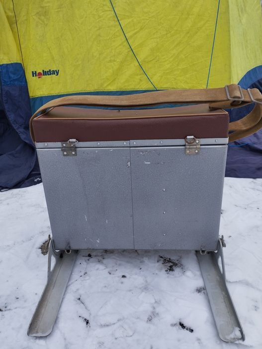 Ящик рыболовный с лыжами.
