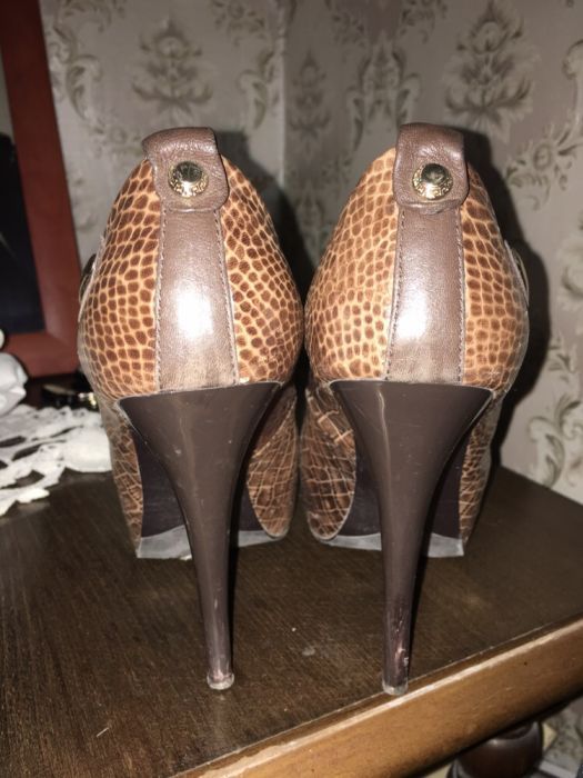 Туфлі на шпильці