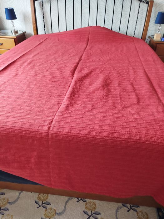 Colcha de cama ou de sofá vermelha